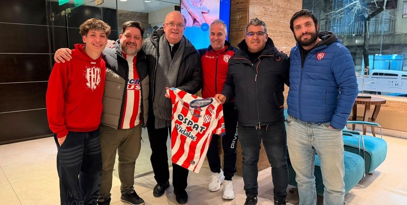 Es hincha de Unión, lo ficharon de arquero, se formó con el Papa Francisco y ahora es obispo