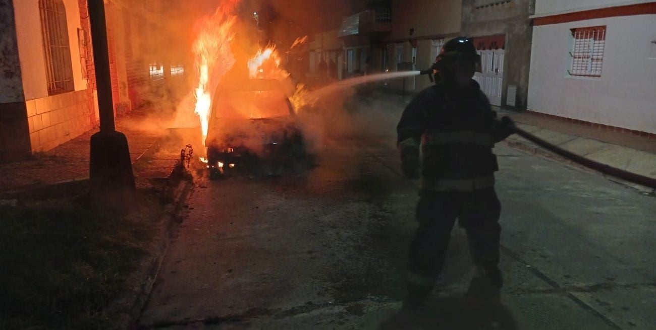 Otro automóvil incendiado en barrio Guadalupe: investigan si los ataques están relacionados