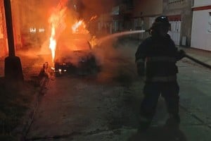 El momento en que los Bomberos luchan contra las llamas. Foto: Gentileza