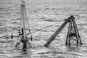 Una de las consecuencias del temporal: un barco hundido y un tripulante muerto. Imagen editada con IA