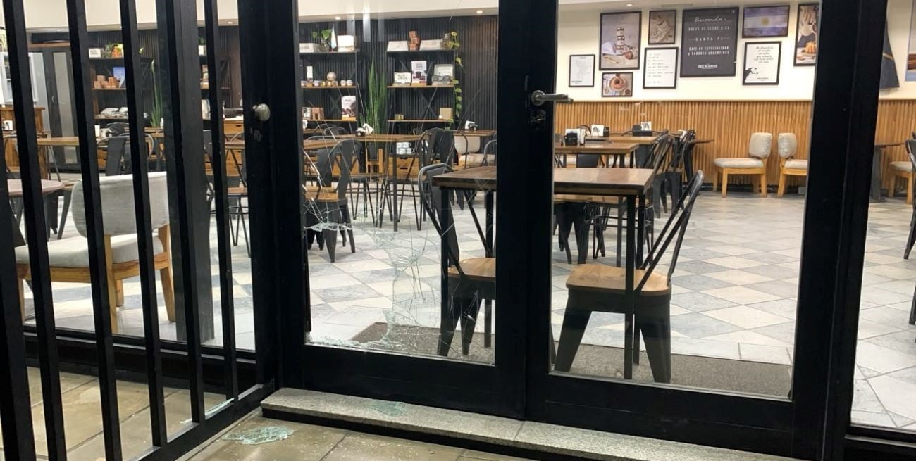 Volvieron a vandalizar una cafetería del microcentro y se llevaron dinero de la caja