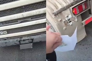 La patente delantera contaba con un sistema para ocultarla y en la trasera, las chapas estaban cubiertas con barro.