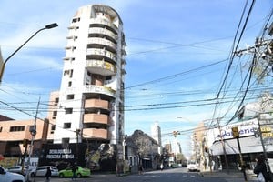 Un gigante en abandono. Así se ve el edificio de Suipacha y 9 de Julio. Foto: Manuel Fabatía