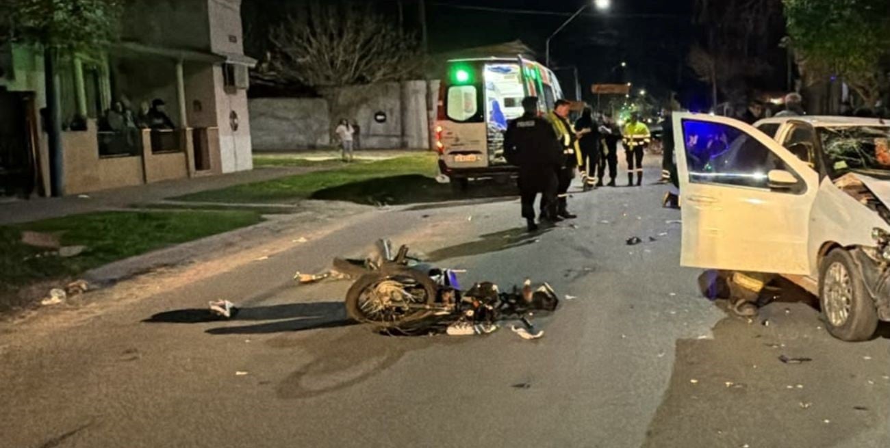 Dos motociclistas volaron por el aire tras chocar de frente contra un automóvil