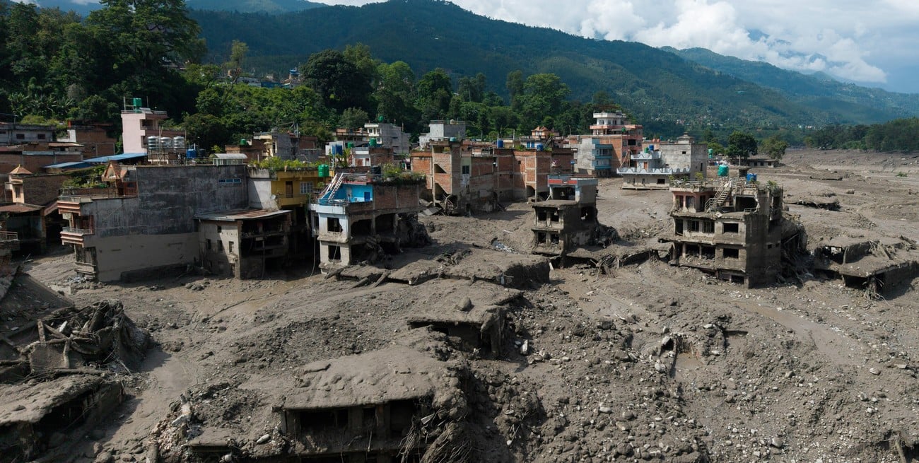 Elevan a más de 160 las muertes y 400 las desapariciones por las inundaciones en Nepal