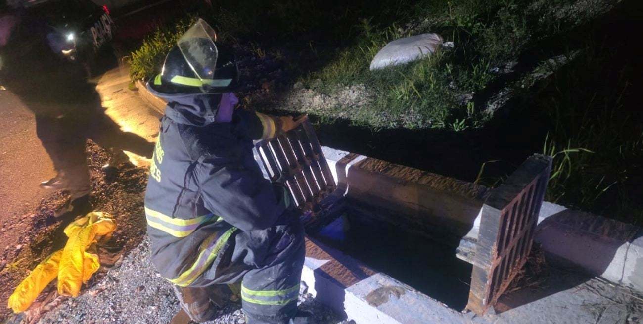 Bomberos rescató a un joven atrapado dentro de una alcantarilla en Santo Tomé