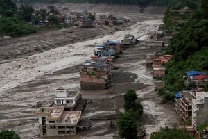 El desborde del río Bhotekoshi provocó inundaciones y deslizamientos de tierra Créditos: REUTERS/Navesh Chitrakar