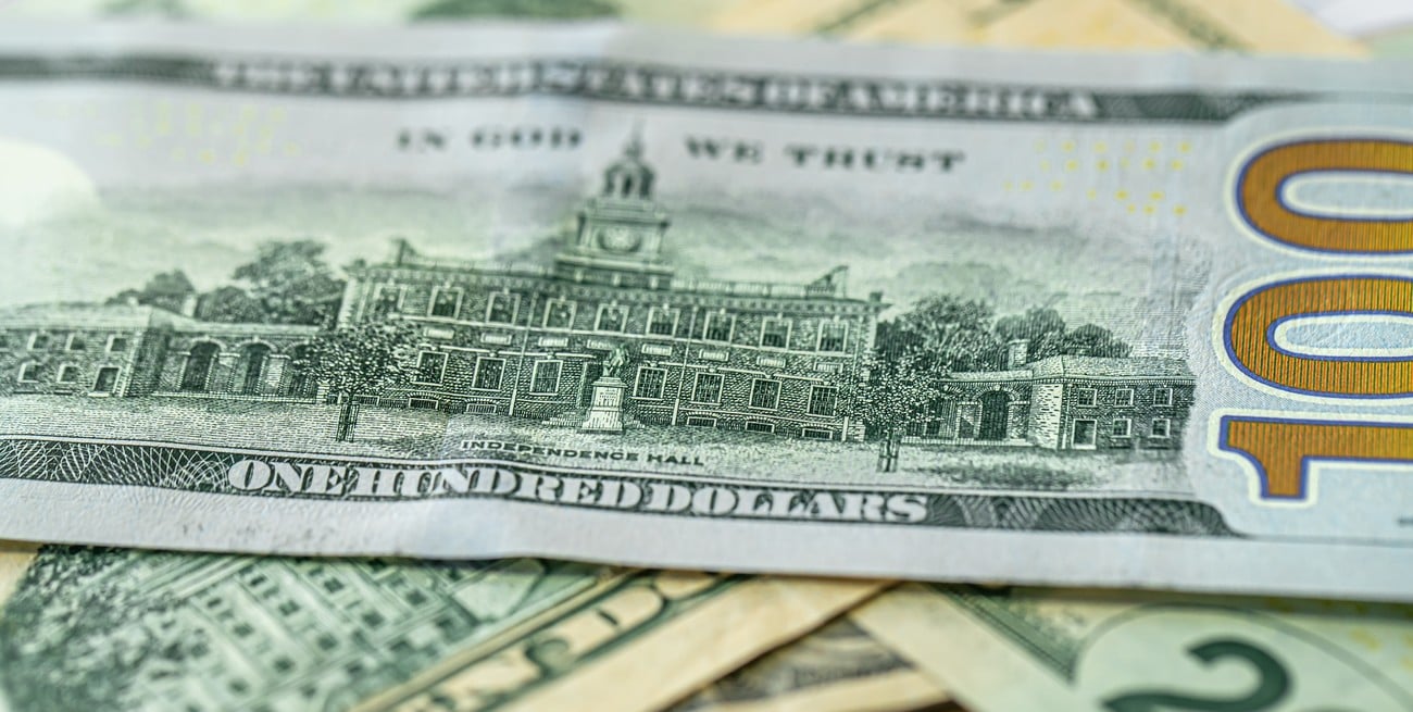 Dólar blue vs. oficial: qué significa que casi no haya diferencia y qué puede pasar en los próximos días
