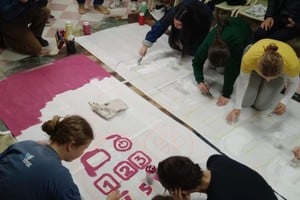 Los jóvenes elaboran murales para expresar sus miradas sobre el mundo digital.