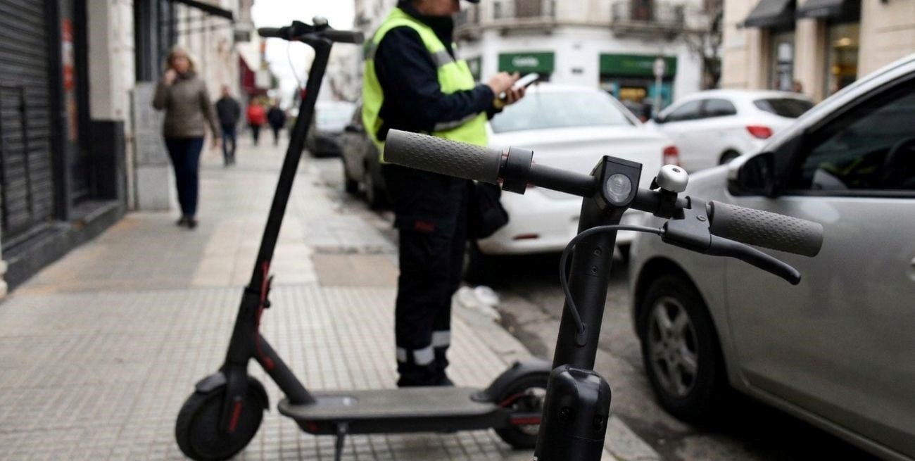 Multas de más de $300.000 y dudas normativas: las reglas para circular en monopatín eléctrico en Santa Fe