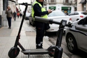 La fiscalización sobre los Vehículos de Movilidad Personal (VMP) forma parte de los operativos habituales de tránsito en la capital provincial. Imagen creada con IA.