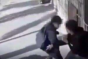 El ataque sucedió en la puerta de un kiosco y el adolescente herido debió ser asistido.
