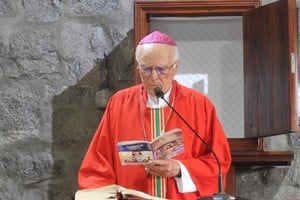 Aurelio José Kühn, más de sesenta años de sacerdocio. Su vínculo con el lugar que lo vio nacer, Aldea Santa María, se refuerza en cada retorno, en cada misa celebrada al regreso, en cada recuerdo y en cada emotivo silencio. Hay personas que pasan por los pueblos y otras que forman parte de ellos para siempre. Él pertenece a esta segunda categoría.