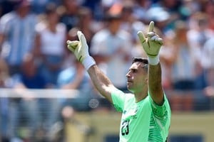 Dibu Martínez acordó su llegada al Chelsea y continuará su carrera en la Premier League.