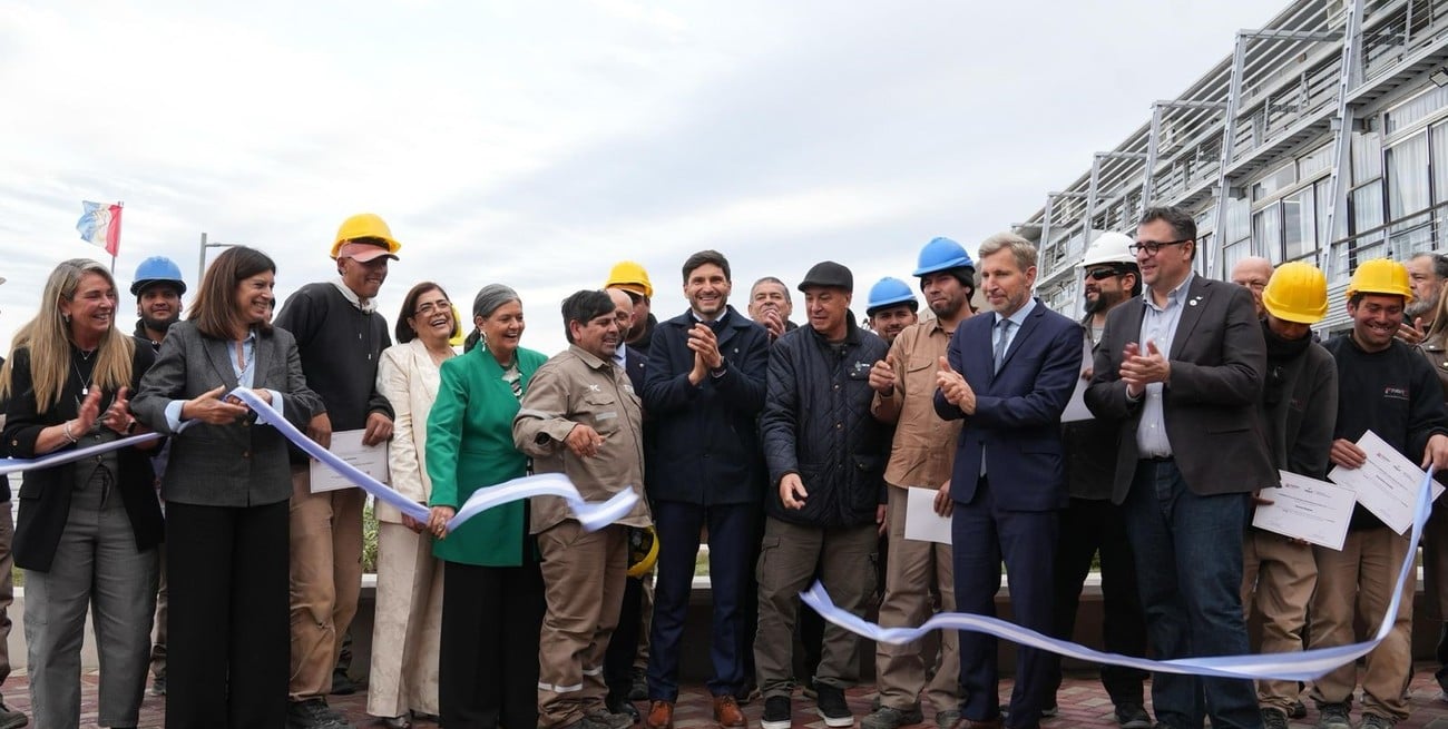 Pullaro inauguró el nuevo muelle de la Terminal Fluvial de Rosario