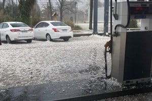 El temporal dejó granizo y fuertes ráfagas durante la mañana de este jueves en San Genaro, Las Rosas