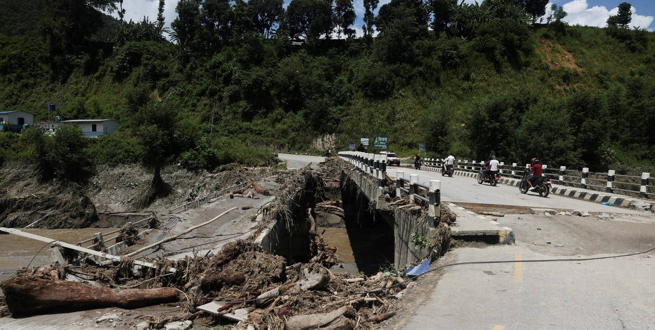 Ya son 332 muertos y 1400 desaparecidos tras las inundaciones en Nepal
