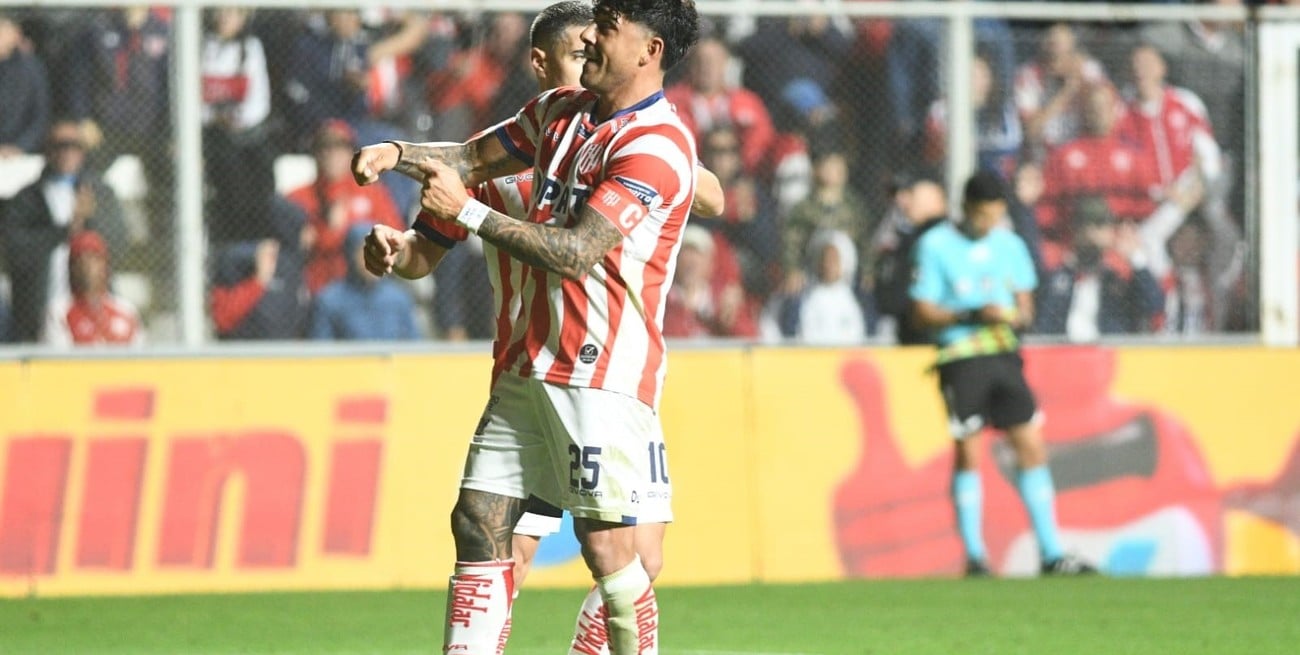 Unión, la goleada y el festejo en el “anochecer de un día agitado”