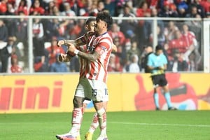 Cristian Tarragona está intratable, metió dos goles y lo festejó haciendo alusión a la pesca y dirigiéndose a alguien ubicado en la redonda. A su lado, Nacho Malcorra, que entró muy bien el viernes. Foto: Manuel Fabatia