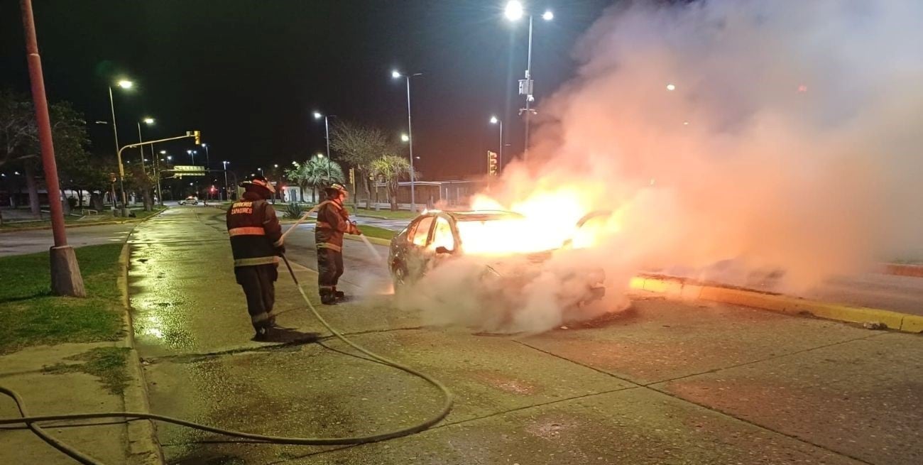 Un automóvil quedó envuelto en llamas durante la madrugada en  zona norte de Santa Fe