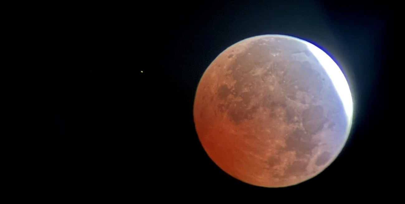¿Cómo se vio el eclipse lunar de agosto desde Argentina y por qué la Luna se volvió rojiza?