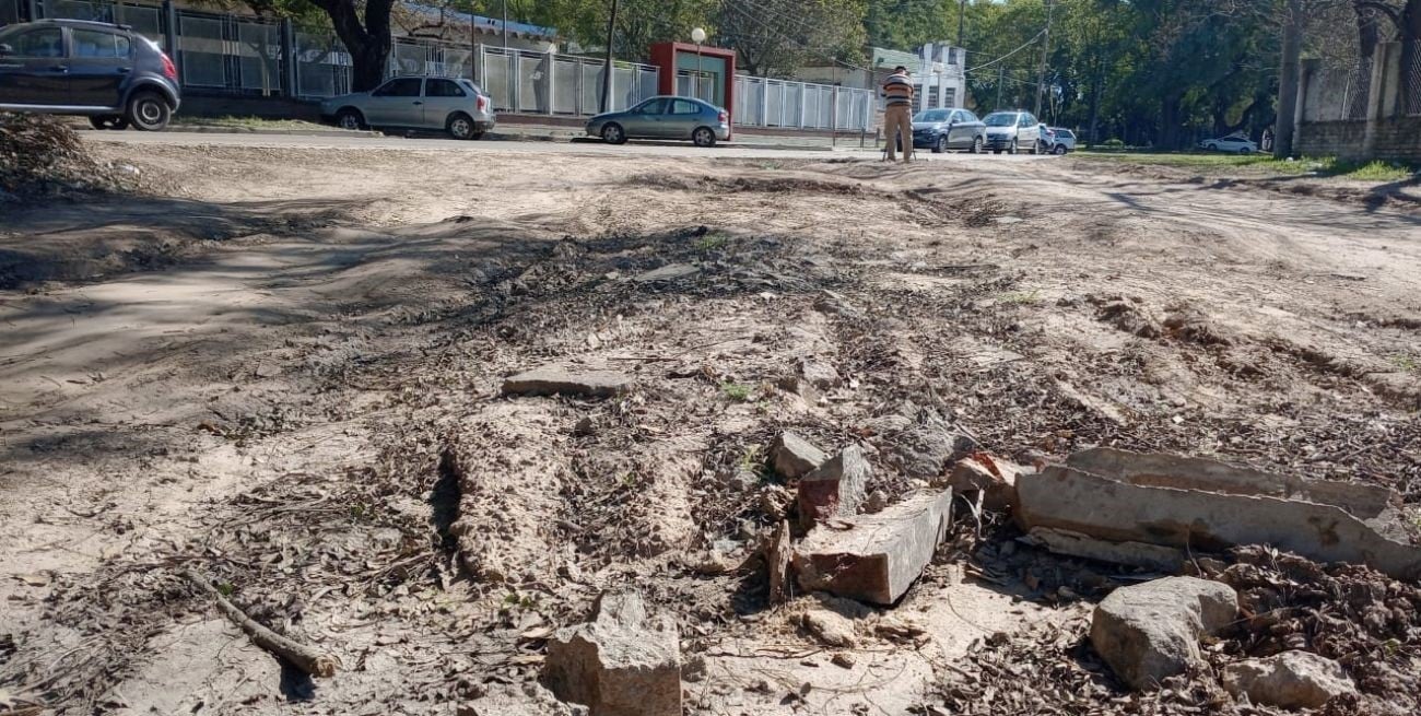 Preocupación por grietas y hundimientos frente a la escuela Avellaneda en Santa Fe