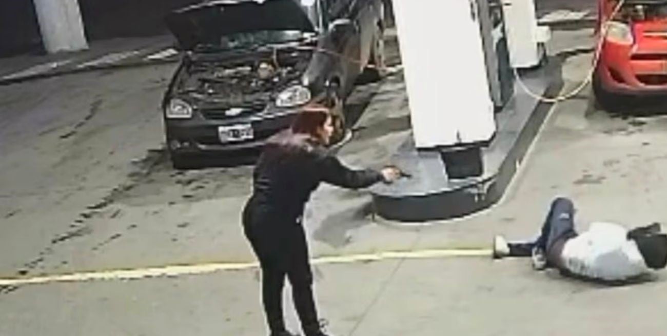 Video: una policía estaba cargando nafta y frustró un robo armado en La Matanza
