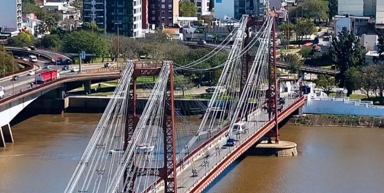 Interrumpieron el tránsito en el Puente Colgante por una persona trepada a la estructura