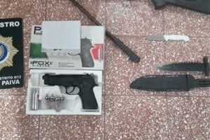 Las armas que fueron encontradas en poder del adolescente. Foto: Gentileza