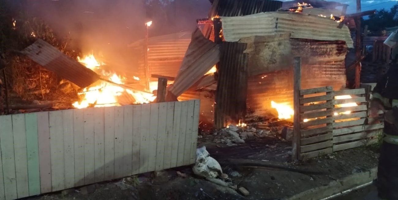 Incendio destruyó por completo una precaria vivienda en barrio Los Hornos 