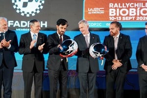 Mohammed Ben Sulayem, presidente de la FIA, junto al mandatario chileno José Antonio Kast durante la reunión que mantuvieron en Santiago antes de su paso por el Rally del Paraguay y de su llegada a Buenos Aires para encabezar el Congreso Americano.