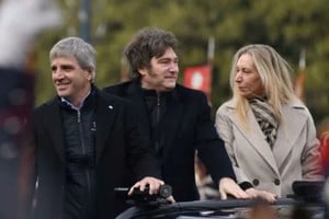 Luis Caputo, Javier y Karina Milei.
