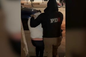 Una de las personas apresadas durante el operativo. Foto: El Litoral