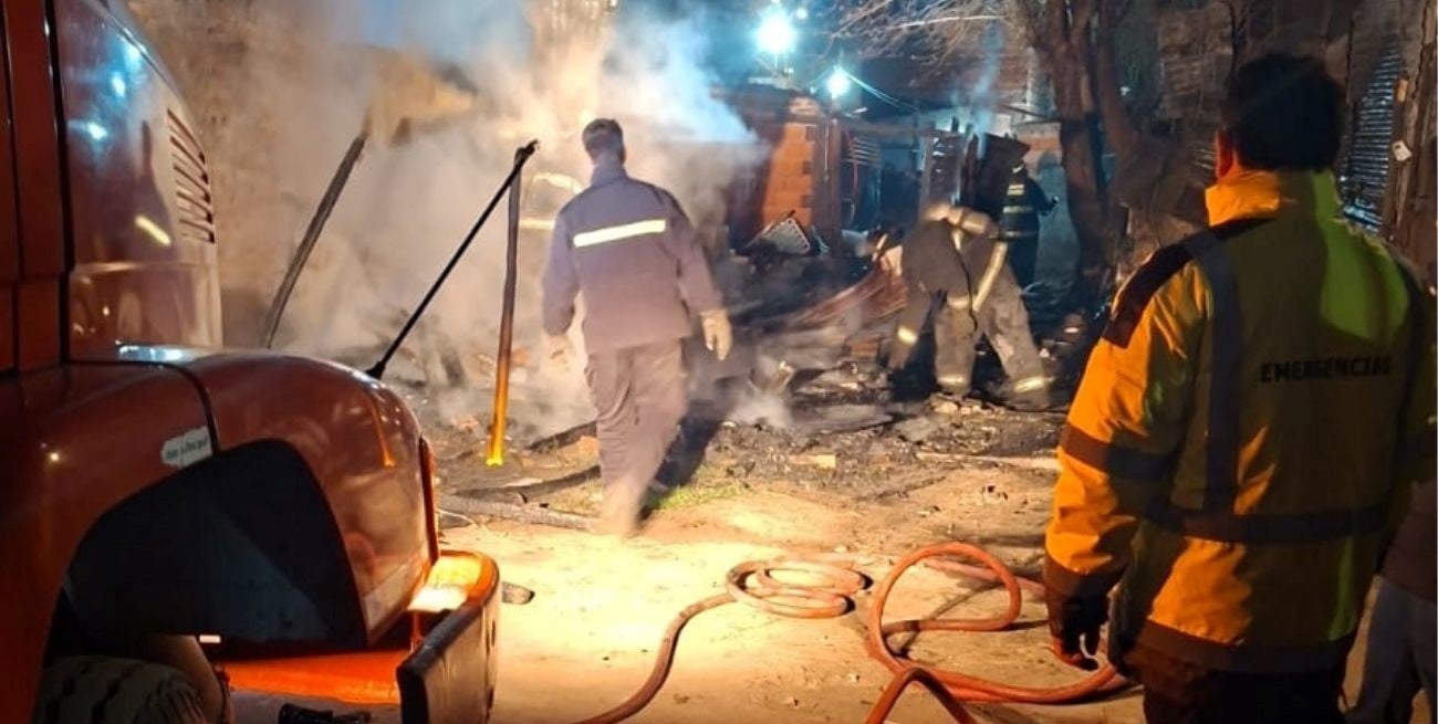 Un incendio afectó una casa en zona de pasillos y puso en riesgo a viviendas vecinas en barrio Pompeya