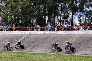 La Copa Santa Fe de Ciclismo de Pista en Reconquista reunió a destacados ciclistas de varias provincias, con Martina Aquino y Nicolás Almada como protagonistas de la jornada.