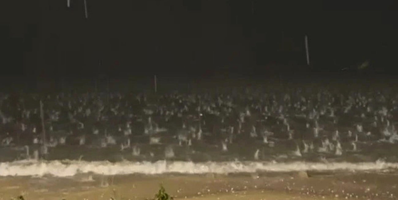 Brasil: fuerte tormenta con granizo provocó susto en las playas de Canasvieiras