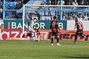 Colón perdió ante Racing en un partido marcado por un primer tiempo sin fútbol ni garra. La reacción llegó tarde y el penal de Chavarría definió el encuentro. Foto: Facundo Luque.