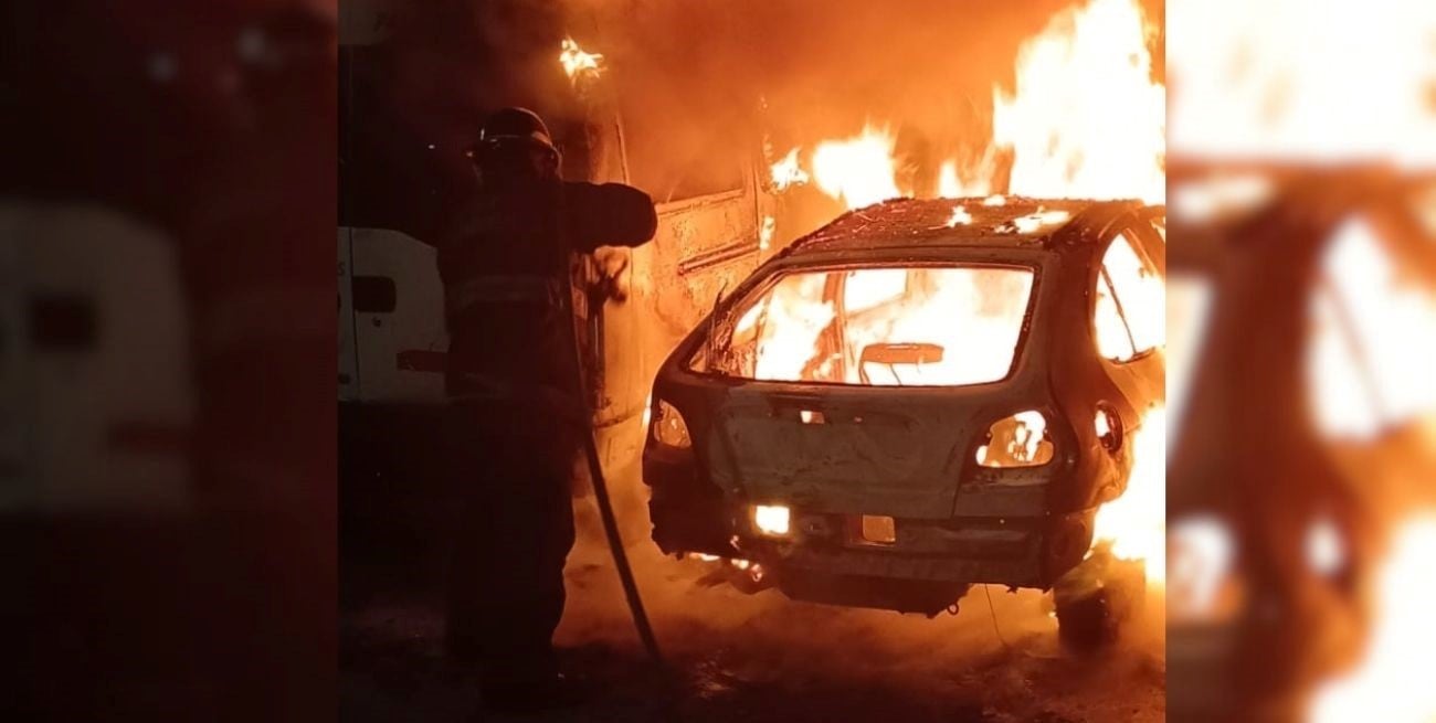 Incendio de dos vehículos abandonados en avenida López y Planes al 4700