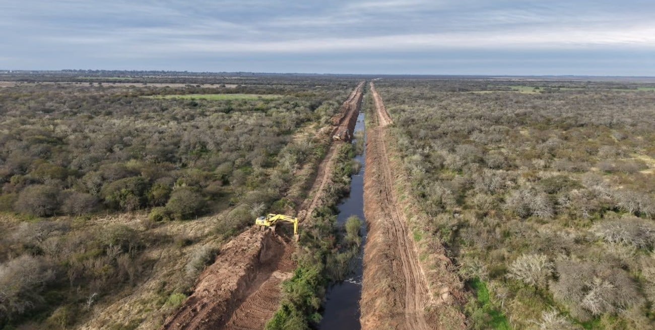 Santa Fe comenzó a limpiar 12 canales troncales del centro provincial