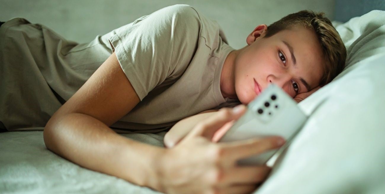 ¿Por qué miramos el celular apenas nos despertamos? Qué efecto tiene este hábito en el cerebro