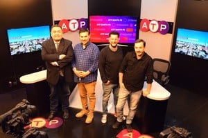 El equipo: Carlos Fornés, Rodrigo Villarreal y Sergio Ferreyra frente a las cámaras, junto a Mariano Rodríguez en la producción. Foto: Guillermo Di Salvatore