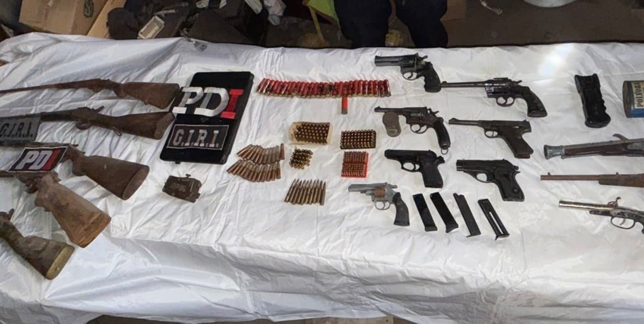 Allanamiento en Rosario: encontraron un arsenal de armas y objetos de simbología nazi