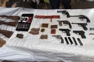 La policía de Santa Fe incautó armas, municiones y objetos con simbología nazi en un operativo en Empalme Graneros. Tres detenidos quedaron a disposición judicial.
