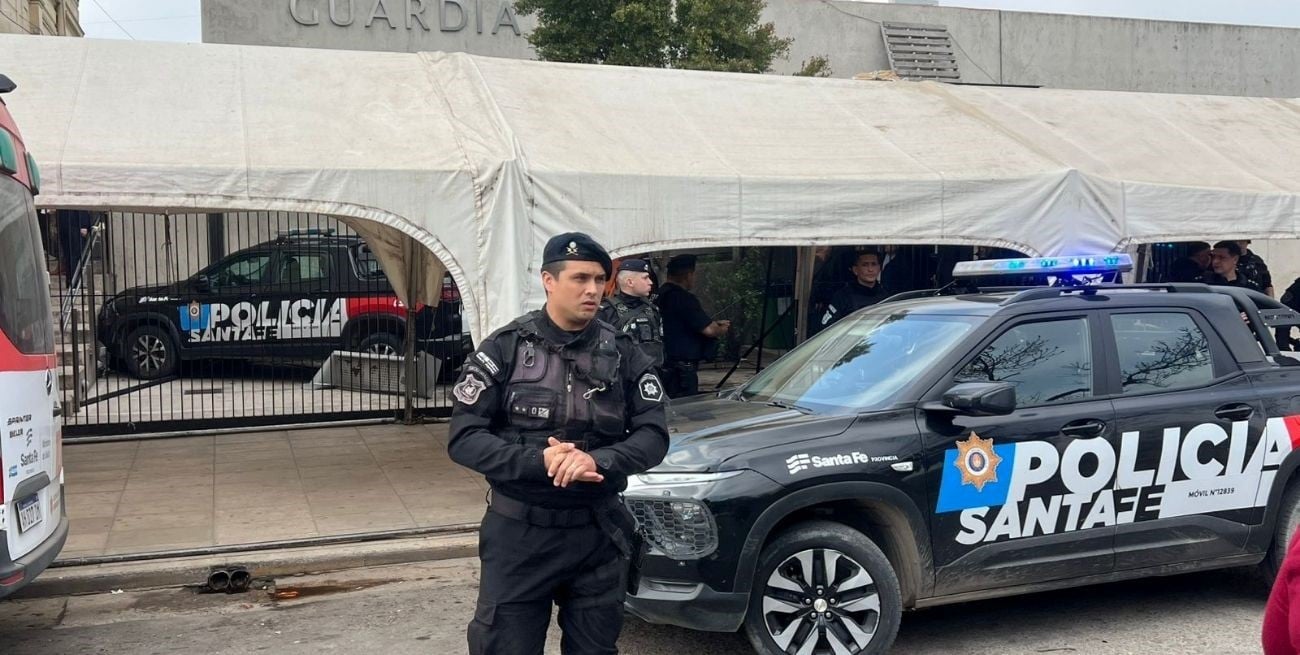 Camioneta policial embistió el acceso a la guardia del hospital Cullen; varios heridos