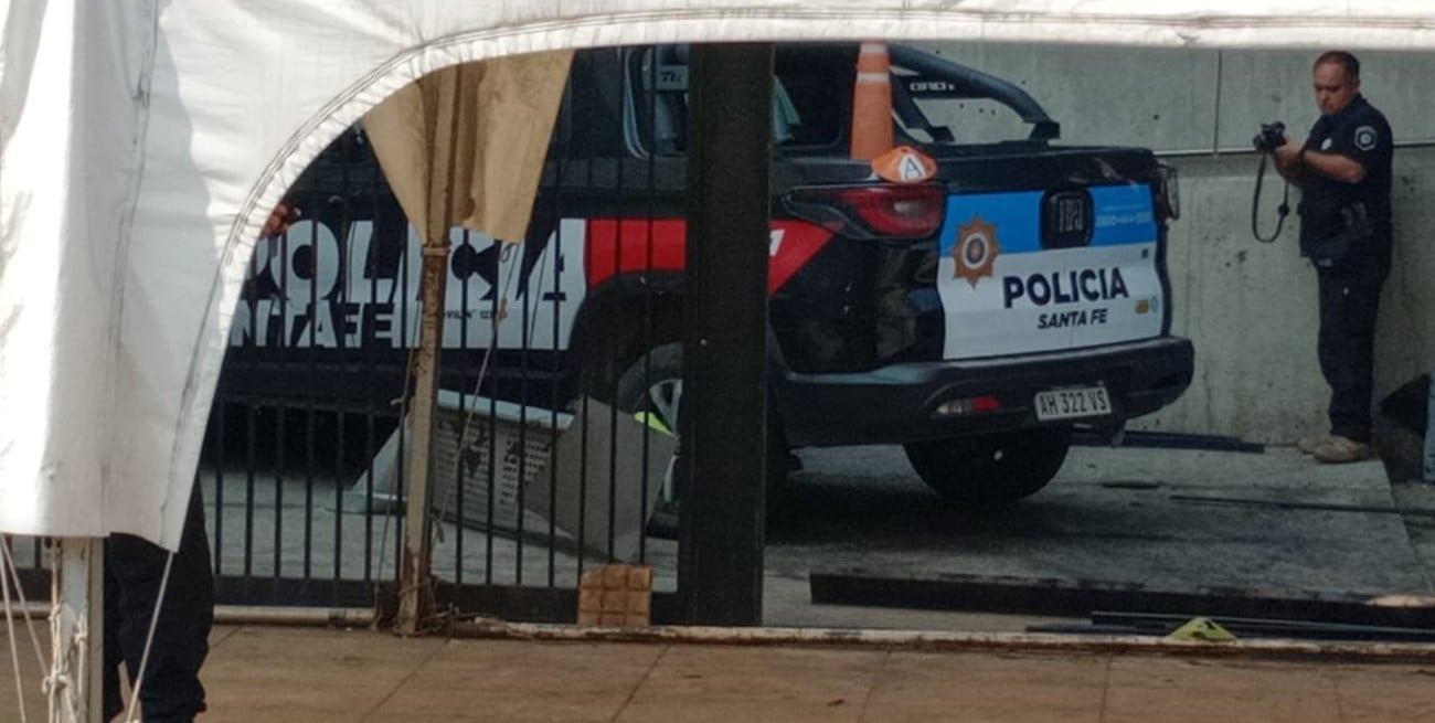 Tres personas permanecen heridas tras el choque de un patrullero contra la Guardia del hospital Cullen