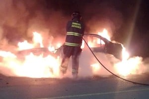 Incendio de un automóvil en el acceso a Alto Verde. Foto: Gentileza