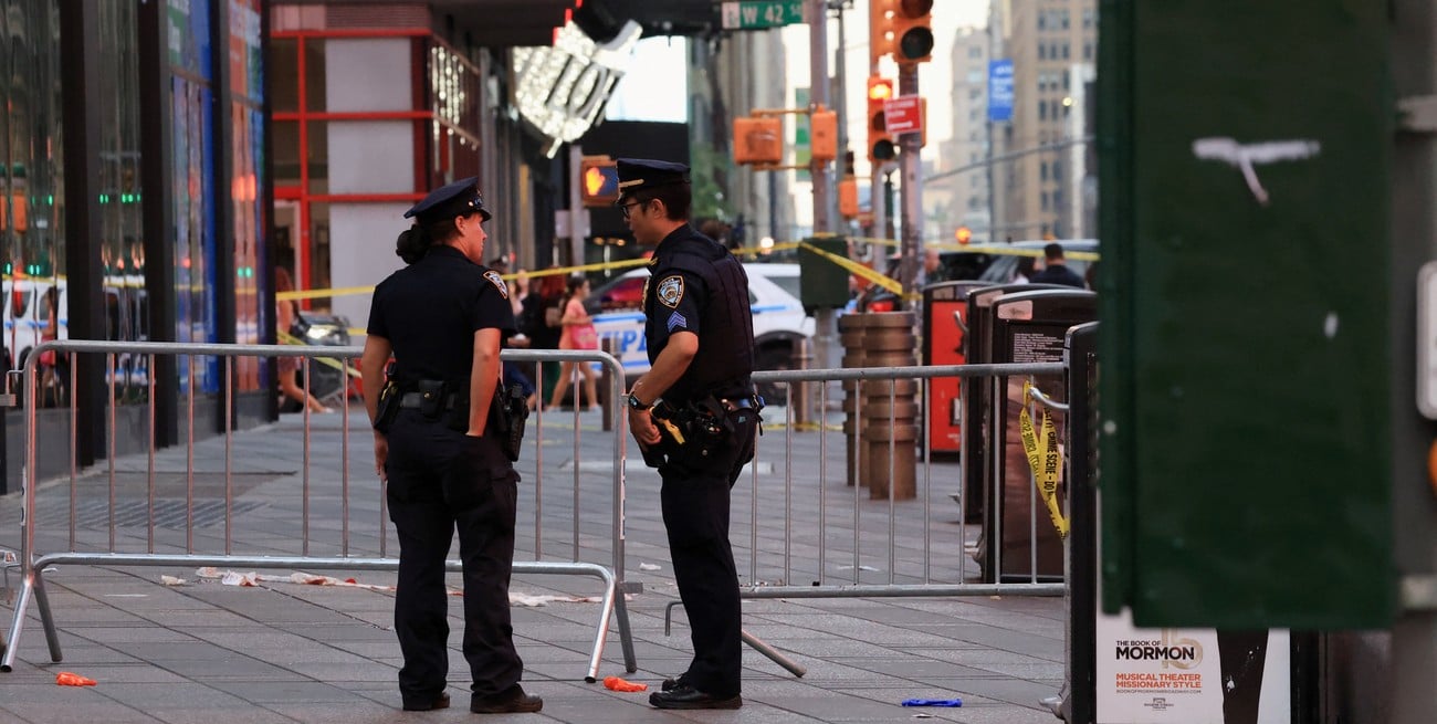 Video: acuchilló a dos personas en Times Square y fue abatida por la Policía