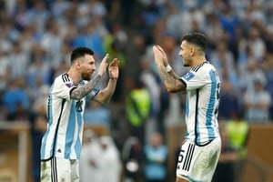 Durante sus declaraciones, el mediocampista de Boca Juniors profundizó sobre lo que representa la ausencia de Messi en la cotidianeidad de la Albiceleste. Xinhua/Wang Lili