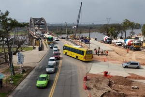 Los conductores deben desviarse por Macia, Colón y Mitre para llegar al Puente Carretero. Foto: Fernando Nicola