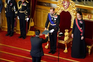 Haakon VIII durante la ceremonia realizada ante el Parlamento noruego. Crédito: REUTERS.